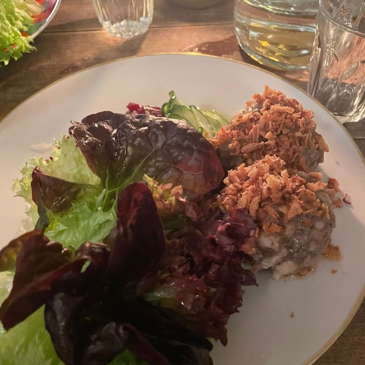 photo of Knödelwirtschaft NORD Pilz&Tofu knödel Mit Salat und eingelegtem Gemüse shared by @ringoandharrison on  02 Jan 2024 - review