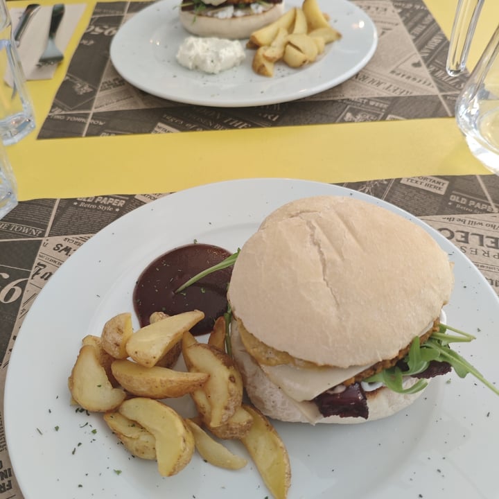 photo of La Factoría Vegana Café-Bar hamburguesa Vegana shared by @colorfulsnail85 on  01 Oct 2025 - review