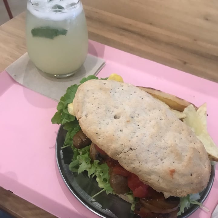 photo of Hortaleza sandwiches funghi party shared by @florpasteleravegan on  20 Aug 2023 - review