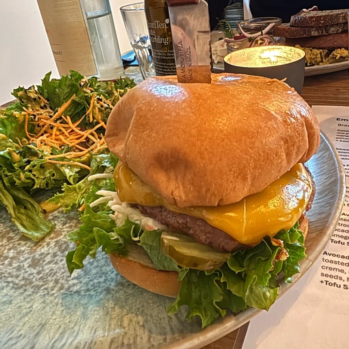 photo of Emmi's Kitchen Glockenbachviertel Beyond Cheese Burger shared by @perlemammemucche on  09 Oct 2025 - review
