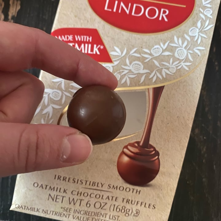 photo of Lindt Lindor Oatmilk Chocolate Truffles shared by @friendlyvegan on  09 Oct 2024 - review