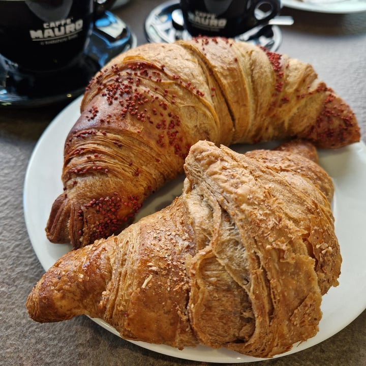 photo of Giro's Cafè Brioche vegana shared by @erika100 on  26 May 2025 - review
