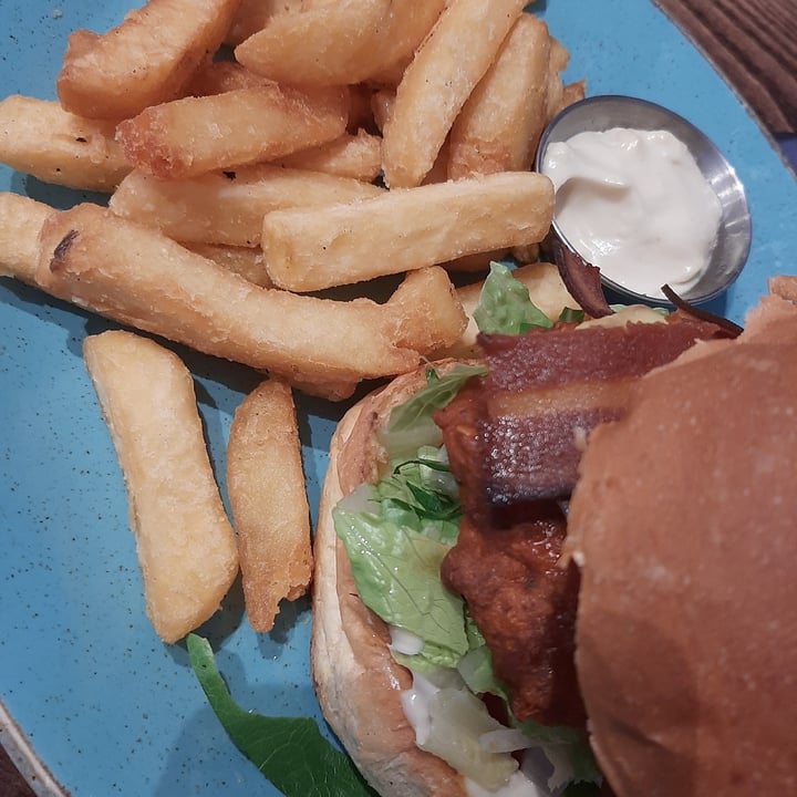 photo of The Tipsy Vegan Cambridge Nashville Hot With Ranch And Dill Pickle Slider Burger shared by @raskolnikov on  05 May 2024 - review