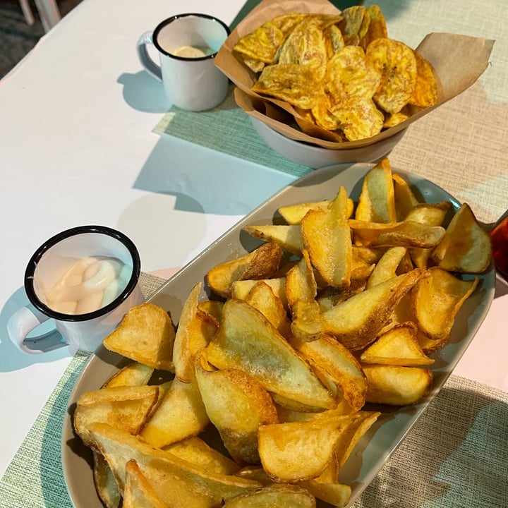 photo of Gusto Artigianale Piatto Unico Vegano, Chips Di Platano, Patate Fritte e Tapioca Con Marmellata Di Fragole shared by @sofiacapoccia00 on  13 Apr 2024 - review