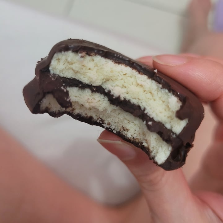 photo of Seu Divino Alfajor branco recheado com creme de chocolate e cobertura sabor chocolate shared by @jessanjos on  23 Sep 2023 - review