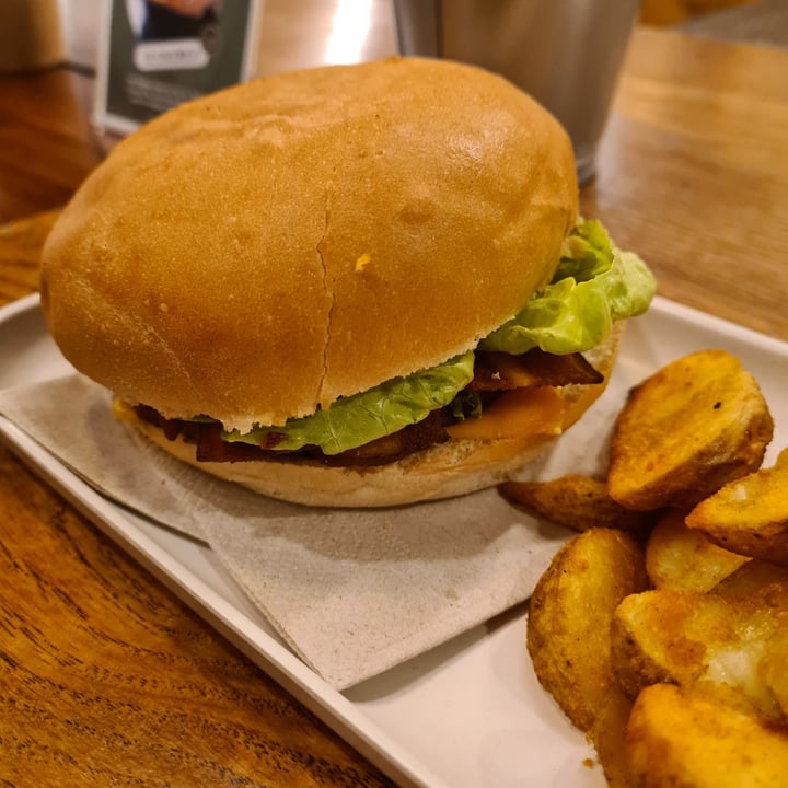photo of Hank Burger La vie bacon burger shared by @ishara- on  17 Mar 2024 - review