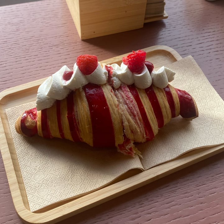 photo of Julietta Pastry and Lab Croissant con cioccolato bianco e lampone shared by @liciaines on  21 Jan 2025 - review