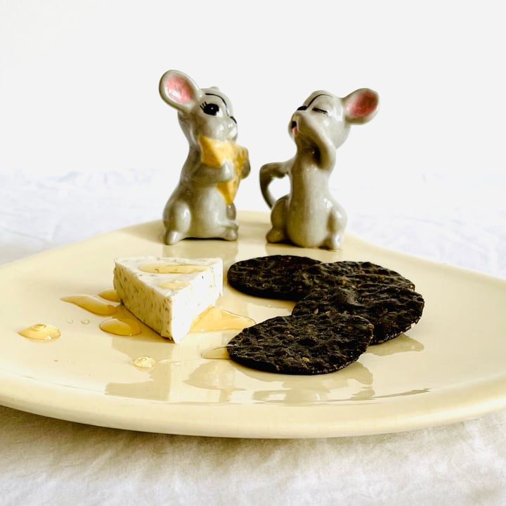 photo of The Laughing Cow Plant-Based Spreadable Cheese Alternative GARLIC & HERB shared by @tamiapple on  25 Dec 2024 - review