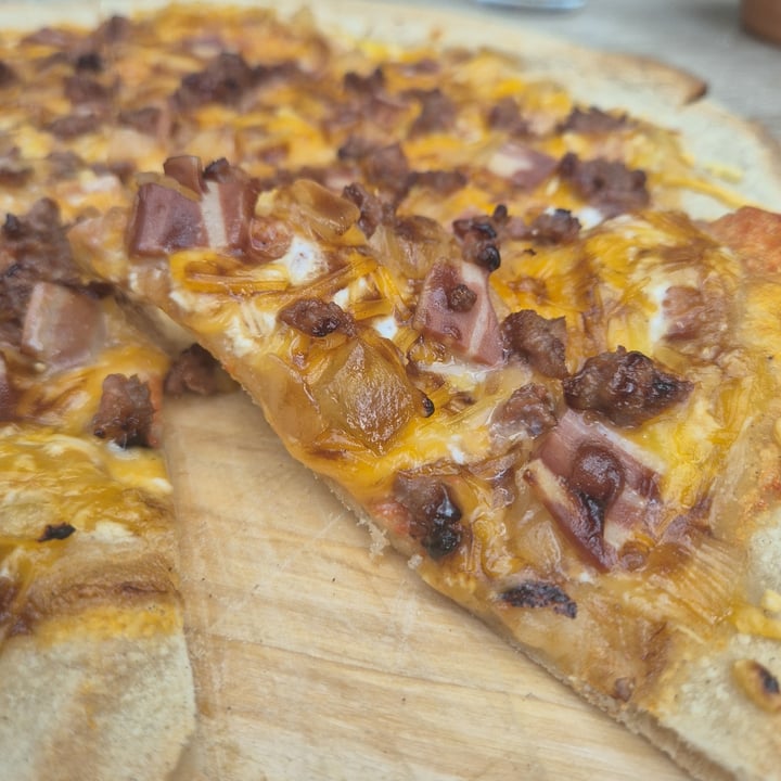 photo of Veganitessen Pizza onion, bacon & cheese shared by @saramanzana on  24 Aug 2025 - review