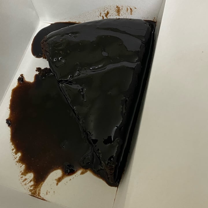 photo of Açougue Vegano Brownie with chocolate sauce shared by @aldalima on  14 Apr 2025 - review