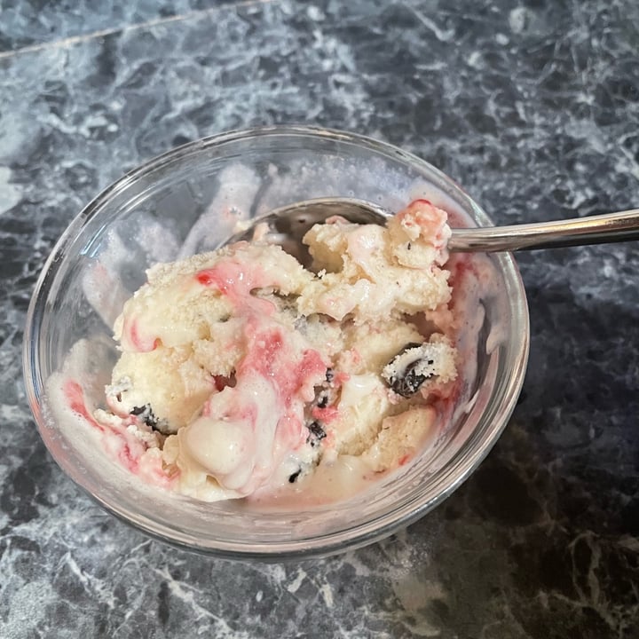 photo of Häagen-Dazs Vanilla Raspberry Truffle shared by @smsilly on  20 Aug 2023 - review