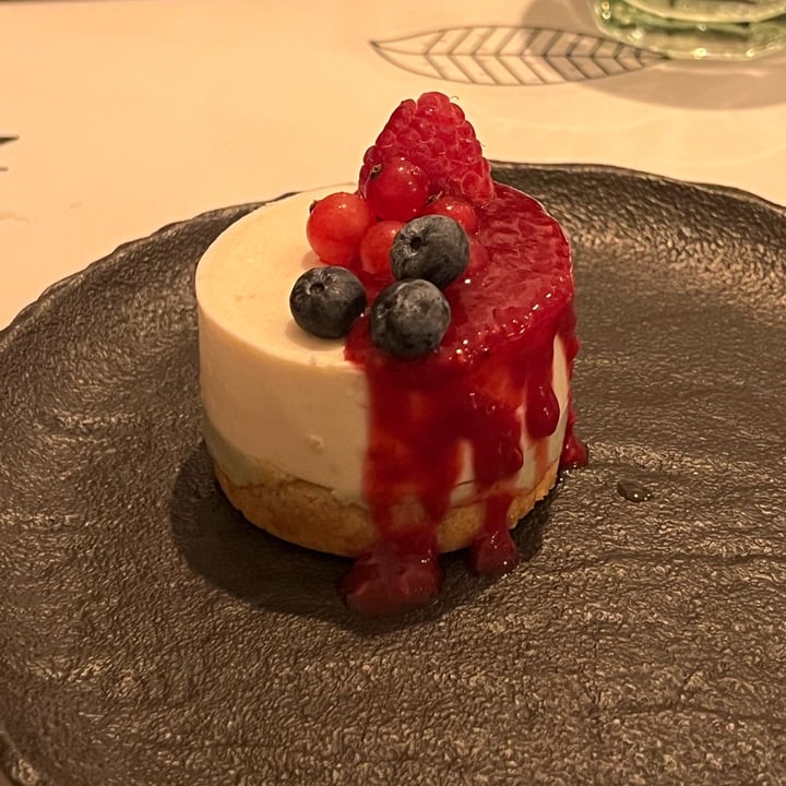photo of Nativa Ristorante Cheesecake pistacchio, cioccolato bianco e coulis di lamponi shared by @m4ri0 on  18 Sep 2023 - review