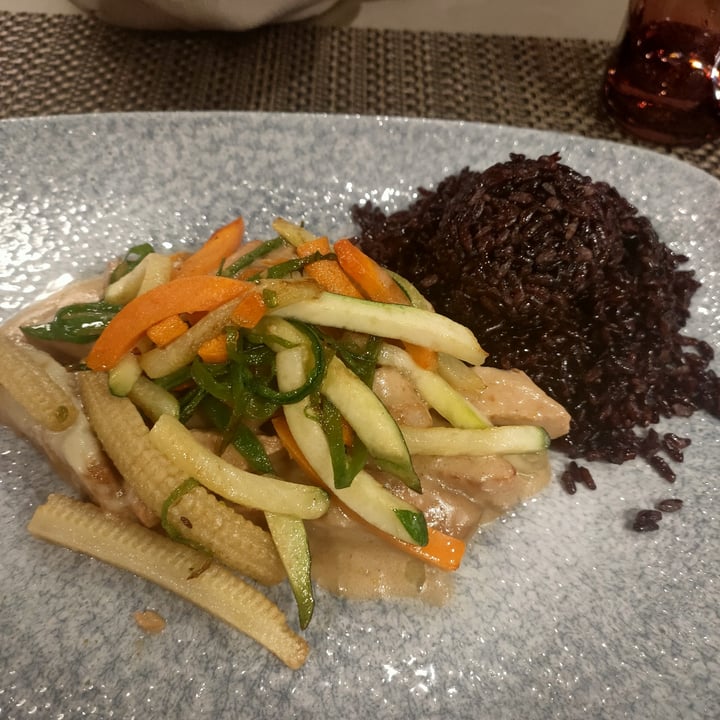 photo of BLU Restaurant & Lounge quorn con verdure al curry verde e riso nero shared by @momosdolls on  09 Oct 2024 - review