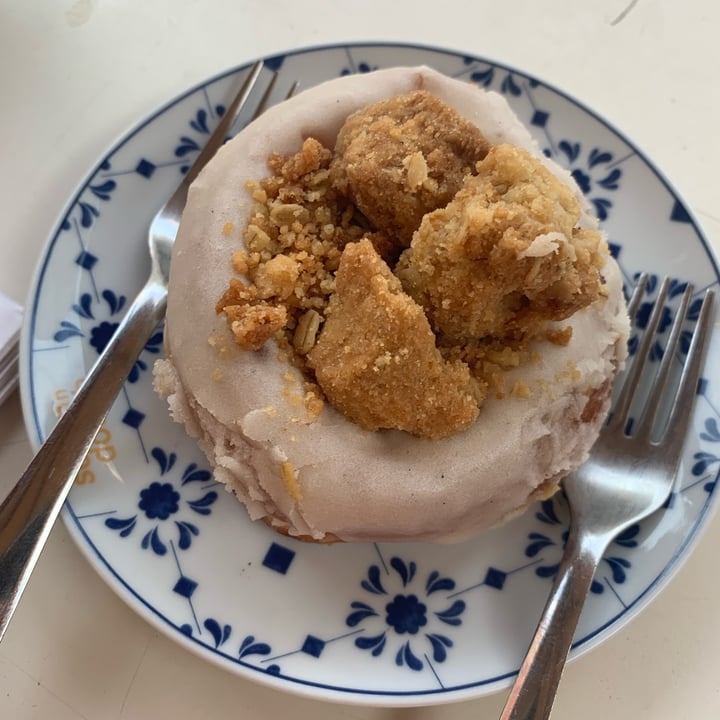 photo of Scoop 'n Dough Apple Crumble donut shared by @sabrinarm on  15 Jun 2024 - review