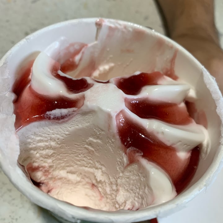 photo of Amo Essere Veg gelato alla soia variegato amarena shared by @coloratantonella on  16 Oct 2023 - review