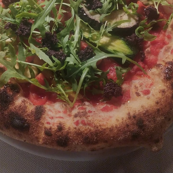 photo of Pandor - La pizzeria a Villa Freto Pizza Rossa Con Verdure, Caviale Di Olive, Pomodorini E Rucola shared by @v3ronica on  25 May 2025 - review