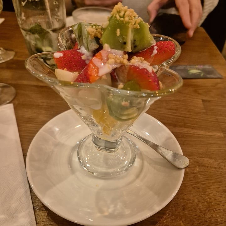 photo of Vegebowl Paris Fresh fruit salad with coconut milk shared by @anirudhguillaume on  18 Feb 2024 - review