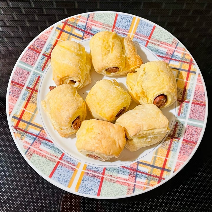 photo of Vemondo Mini plant-based sausage rolls shared by @thevegabondgirl on  15 Apr 2024 - review