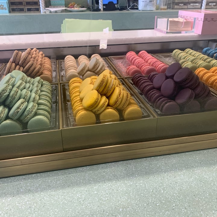 photo of Ladurée Beverly Hills Passionfruit Ylang Ylang Macaron shared by @potplant on  02 Aug 2024 - review
