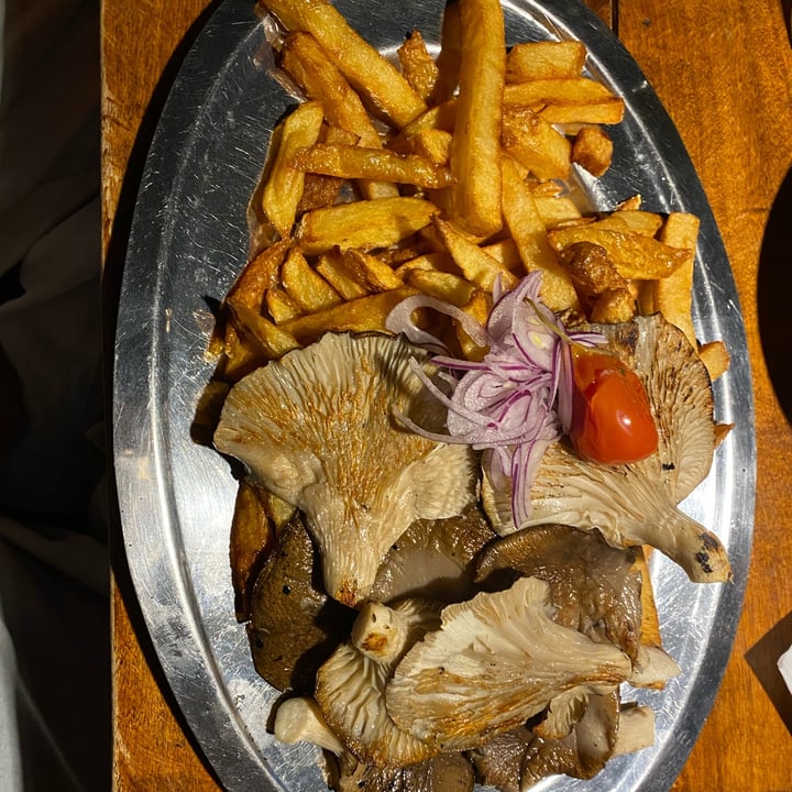 photo of La Fraternidad - Vermuteria Bifes De Girgolas shared by @victorialopez on  07 Jul 2024 - review