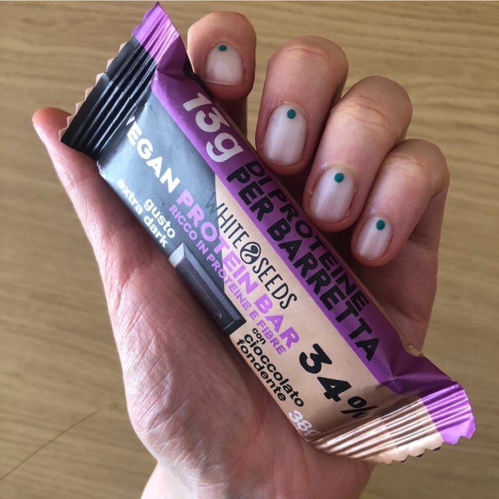 photo of White seeds Vegam Protein Bar Con Cioccolato Fondente Gusto Extra Dark shared by @frappa on  13 May 2024 - review