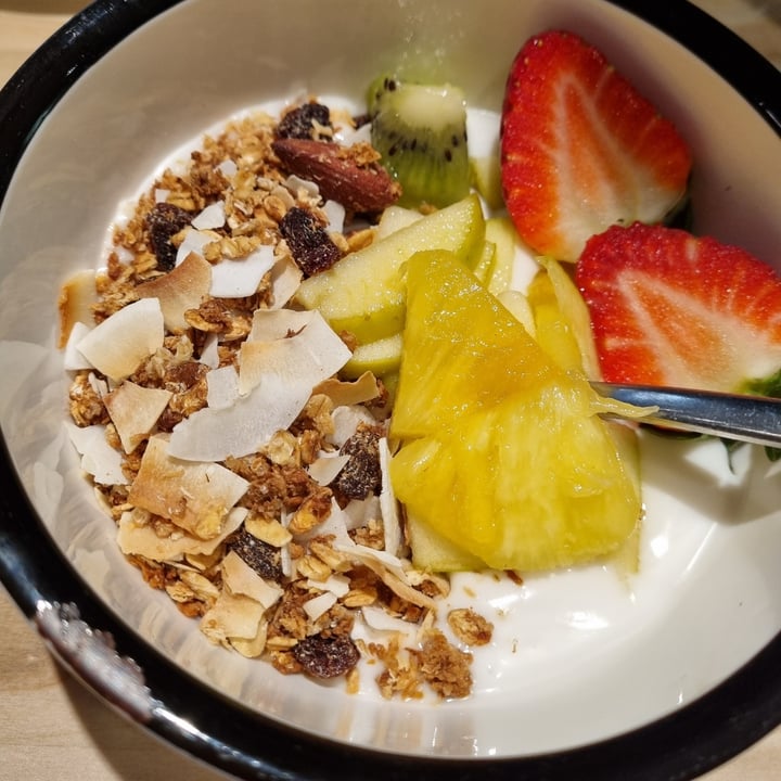 photo of Shake Café Granola Bowl shared by @francy82 on  25 Mar 2024 - review
