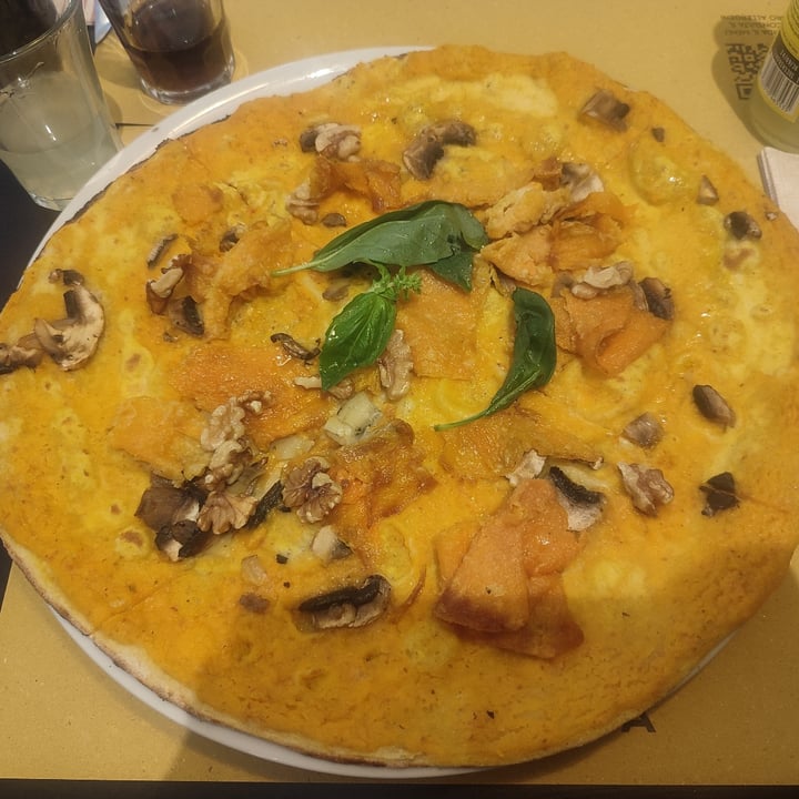 photo of CROCCA - Torino Via Madama Cristina Pizza Con Zucca E Funghi shared by @hella on  03 Jan 2025 - review