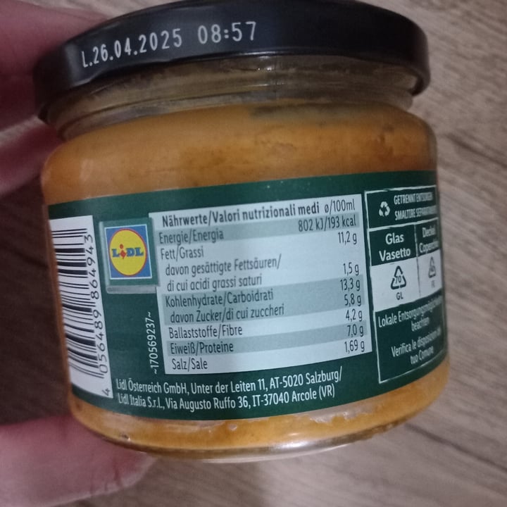 photo of Vemondo vegan spread hummus tomato shared by @drone53 on  22 Mar 2024 - review