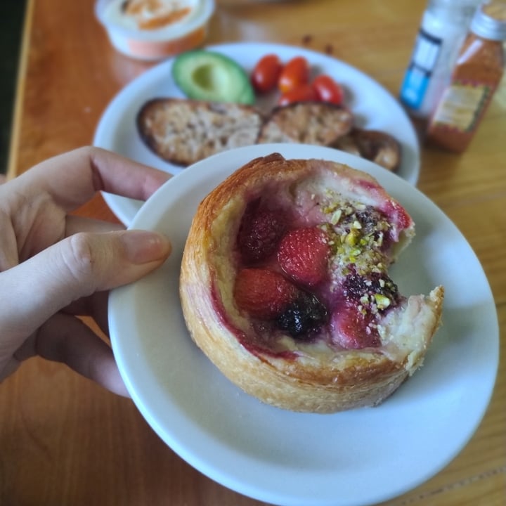 photo of La Paz Cocina Canasta De Pastelera Y Frutos Rojos shared by @rocioroom on  24 Dec 2024 - review