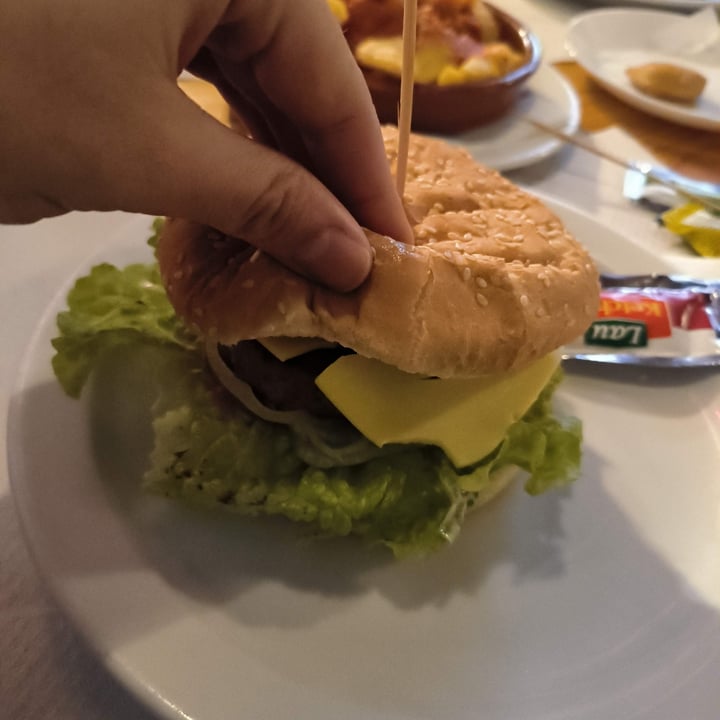 photo of La Cervecería Internacional Hamburguesa vegana shared by @kabuti on  01 Feb 2024 - review
