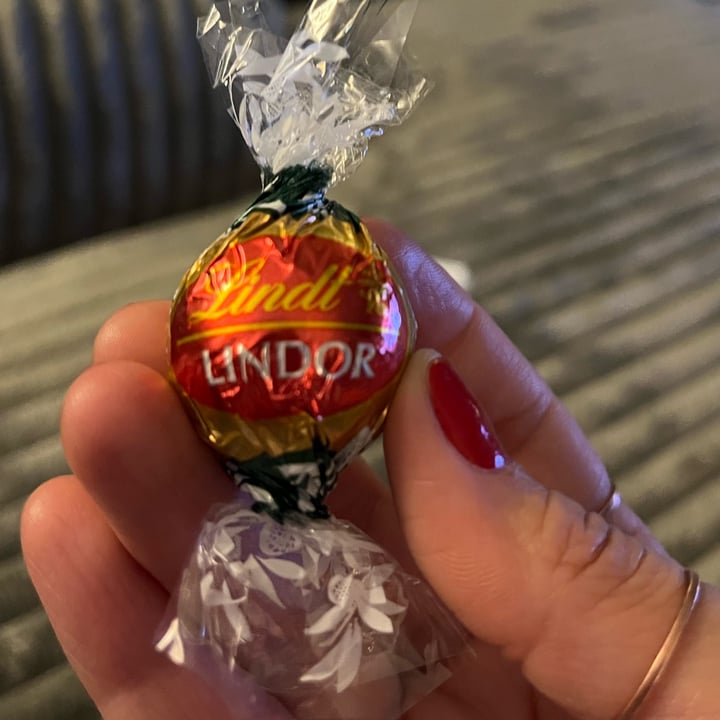 photo of Lindt Lindor Oatmilk Chocolate Truffles shared by @daniveganbrazil on  18 Feb 2024 - review