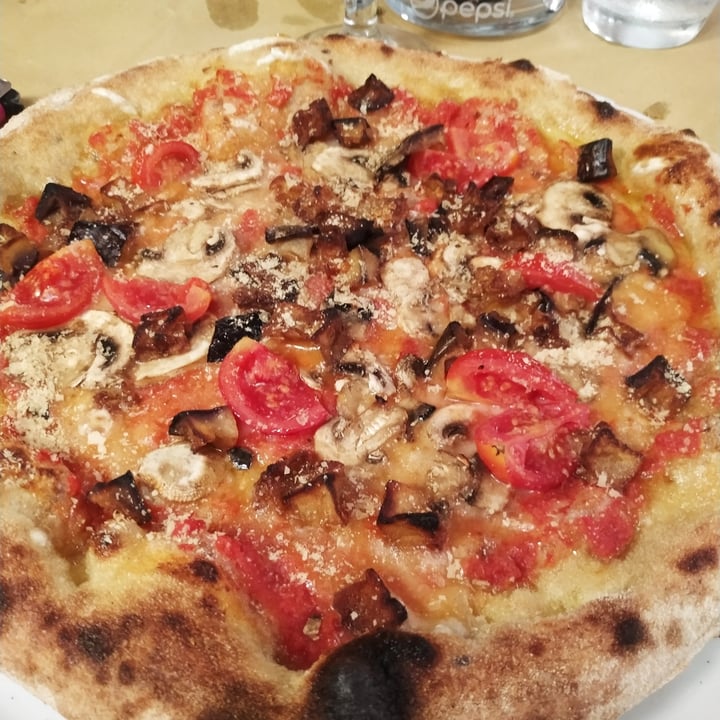 photo of Chalet Il Monello Pizza Melanzane E Funghi shared by @gattopachanga1 on  05 Sep 2023 - review