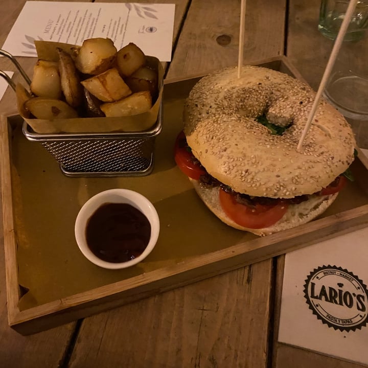 photo of Lario's Bistrot bagel vegano con patate al forno e salsa bbq shared by @alltingarnej on  19 Oct 2024 - review