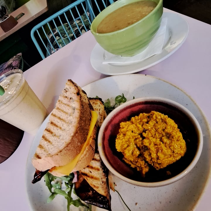 photo of Hula Juice Bar & Gallery Vegan Lunch w/ Soup Day shared by @agustin-alvarez on  26 Nov 2023 - review
