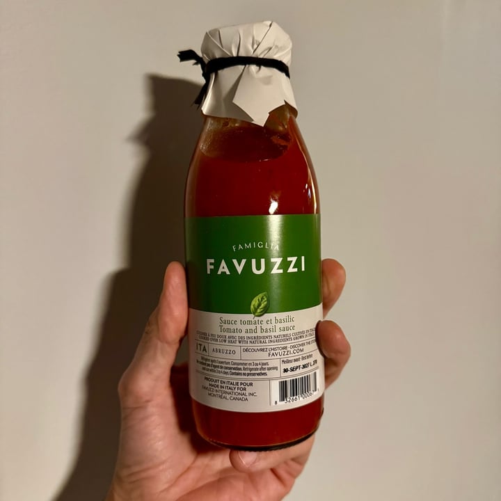 photo of famiglia favuzzi tomato and basil sauce shared by @xdarrenx on  07 May 2025 - review