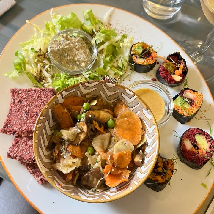 photo of Qui l'eût Cru... ( Bio - Vegan ) Piatto Colorato tutto crudo, salsa di arachidi e sesamo all'arancia. Verdure di stagione marinate, tartare di Alghe. Puoi anche aggiungere acqua calda alle verdure per un brodo confortante shared by @chiadefe on  07 May 2025 - review