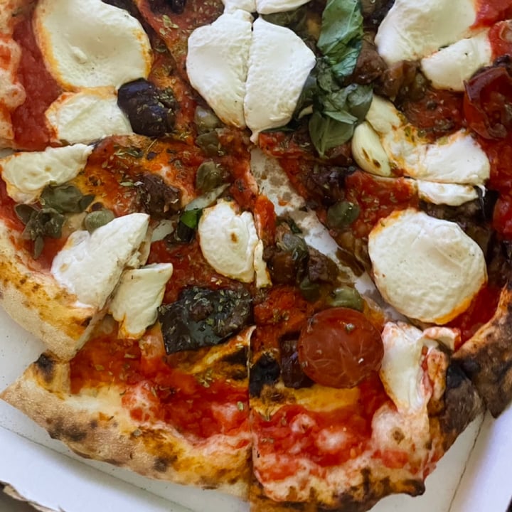 photo of Vurrìa Pizzeria Margherita Veg Con Olive E Capperi shared by @chaosenergy on  22 Mar 2024 - review