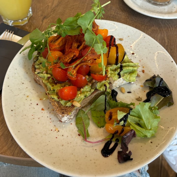 photo of Moods Coffee & Brunch Avocado toast w/ Tomatoes shared by @plantbasedsusan on  02 Sep 2024 - review