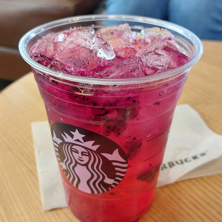 photo of Starbucks Mango Dragon Fruit Refresha shared by @esthercasas on  06 May 2024 - review
