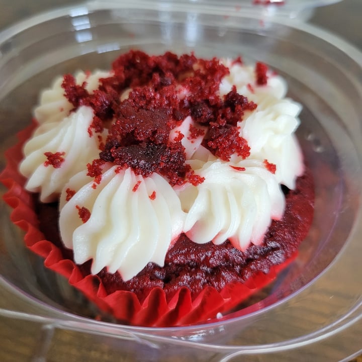 photo of 4th & State red velvet cupcake shared by @thuggishalien on  26 Nov 2023 - review