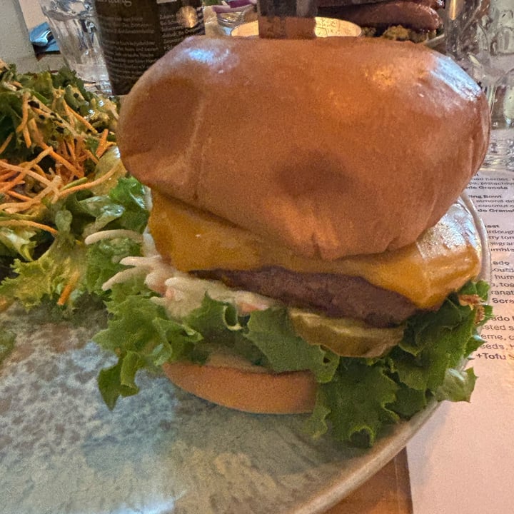 photo of Emmi's Kitchen Glockenbachviertel Beyond Cheese Burger shared by @perlemammemucche on  09 Oct 2025 - review
