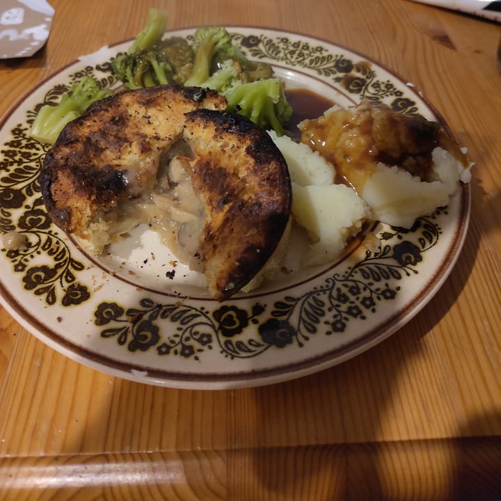 photo of Pukka Pies Chicken & Mushroom Pie shared by @lauraelizmcguire on  02 Dec 2023 - review