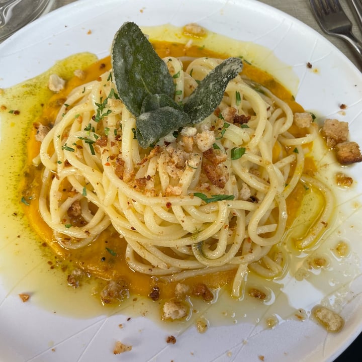 photo of Rifugio Romano Tonnarelli aglio, olio, e peperoncino, con mollica croccante e chips di salvia su crema di zucca delica e anacardi shared by @pieradirienzo on  15 Oct 2023 - review