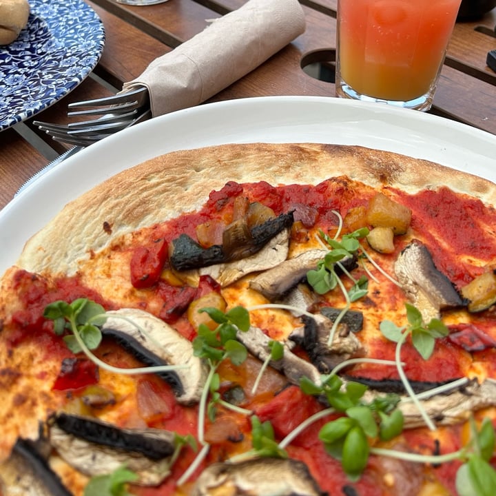 photo of The Queen Hotel - JD Wetherspoon 11” Vegan Roasted Vegetable Pizza shared by @esmehart on  23 Oct 2024 - review