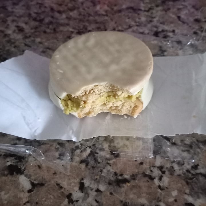 photo of Un Rincón Vegano alfajor de pistacho y dulce de Leche shared by @-fa on  31 Aug 2025 - review