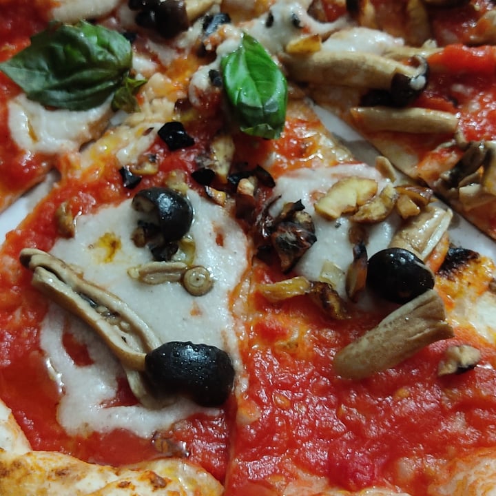 photo of Pizzium - Firenze Margherita vegana con funghi e castagne shared by @hypatia on  16 Jan 2024 - review