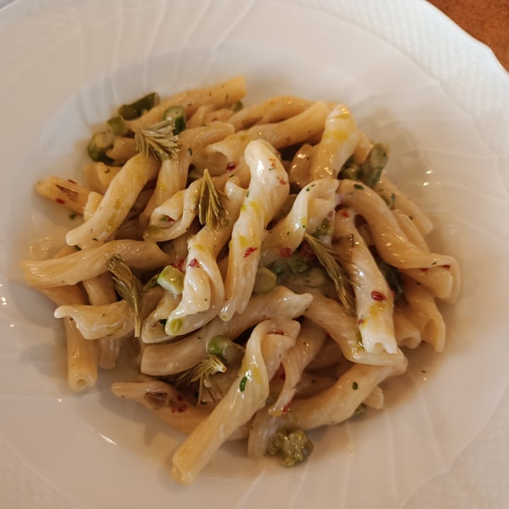 photo of Alveare sul lago caserecce con asparagi e gemme d'abete shared by @monicaswami on  13 Jul 2025 - review