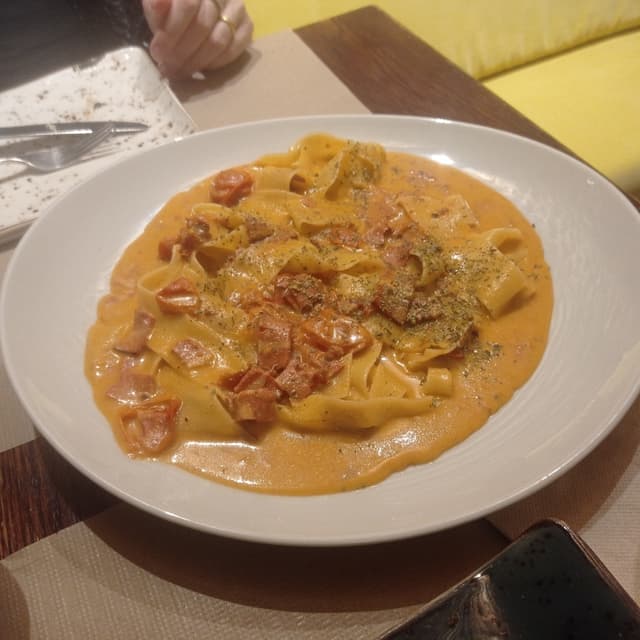 Photo of the dish “Papardelle con bacon y salsa de queso”
