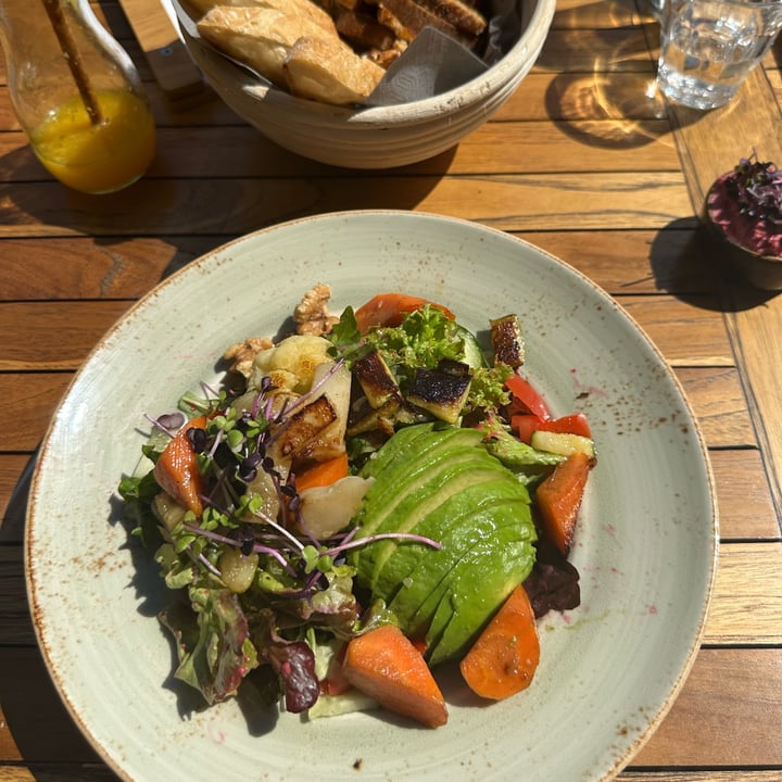 photo of Leni liebt Kaffee Salat - Avocado, gegrilltes Gemüse und Walnüsse mit hausgemachtem Himbeerdressing shared by @ninacita on  12 Jun 2024 - review