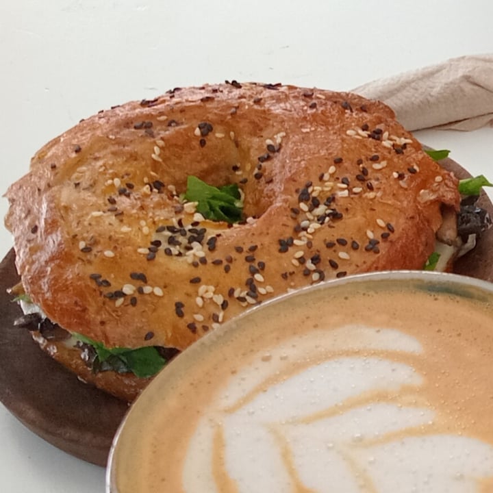 photo of Oso Blanco café de especialidad Bagel De Queso Y Champiñones shared by @mamutgordo on  03 Jan 2025 - review